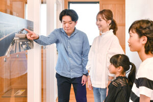 城下を解説する窓面グラフィック