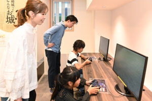 尼崎城のVR操作体験コーナー