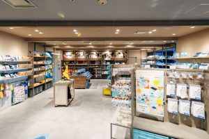 梁を露出したバックヤードの雰囲気を売り場に醸成し買物体験を楽しく演出　<small>写真：金親直樹</small>