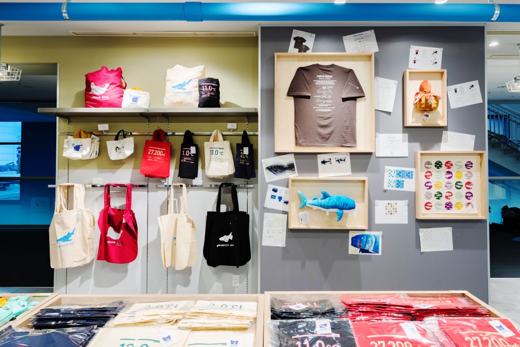 グッズ開発時の企画アイデア資料を随所に掲示してクリエティブ感を醸成　<small>写真：金親直樹</small>
