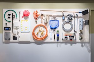 館が使っていた本物の道具類を再利用した空間演出　<small>写真：金親直樹</small>