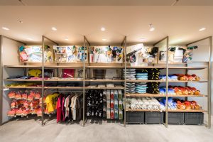 グッズを生み出す企画メンバーの熱い思いを「机上の掲示」で再現した店内ディスプレイ　<small>写真：金親直樹</small>